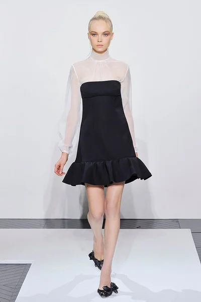 Look 10